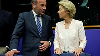 La candidata a presidir la Comisión Europea, Ursula von der Leyen, y el anterior candidato, "spitzekandidate", de los populares europeos, Manfred Weber