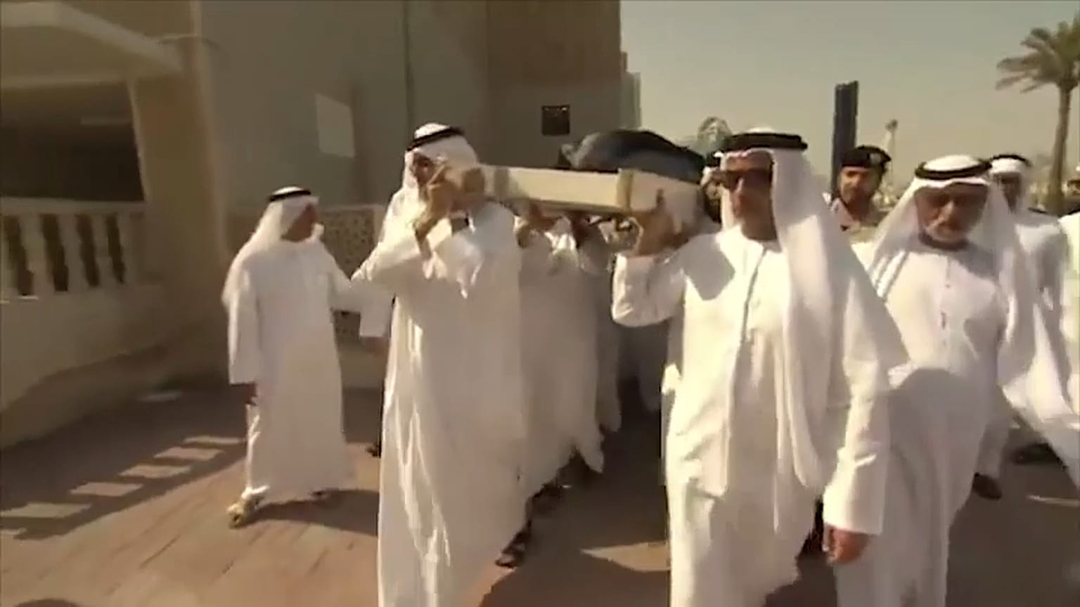 جنازة خالد القاسمي نجل حاكم إمارة الشارقة يشيع إلى مثواه الأخير بعد ان توفي في لندن. 