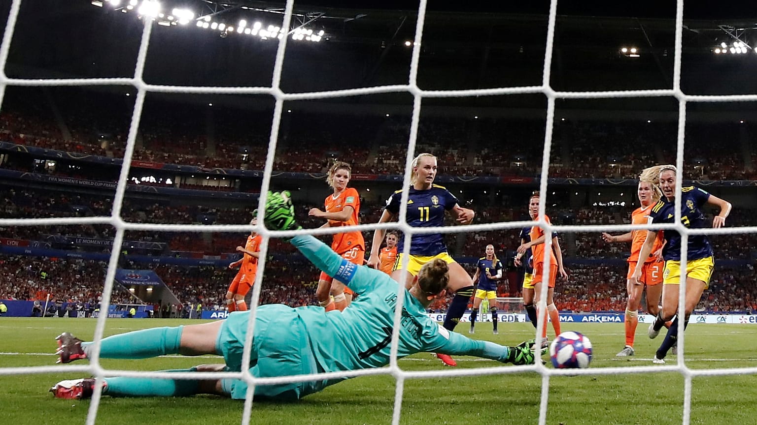 Sari van Veenendaal holland kapus bravúros védése