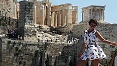 Τουρίστρια στον Άρειο Πάγο φωτογραφίζεται με φόντο την Ακρόπολη