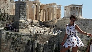 Τουρίστρια στον Άρειο Πάγο φωτογραφίζεται με φόντο την Ακρόπολη