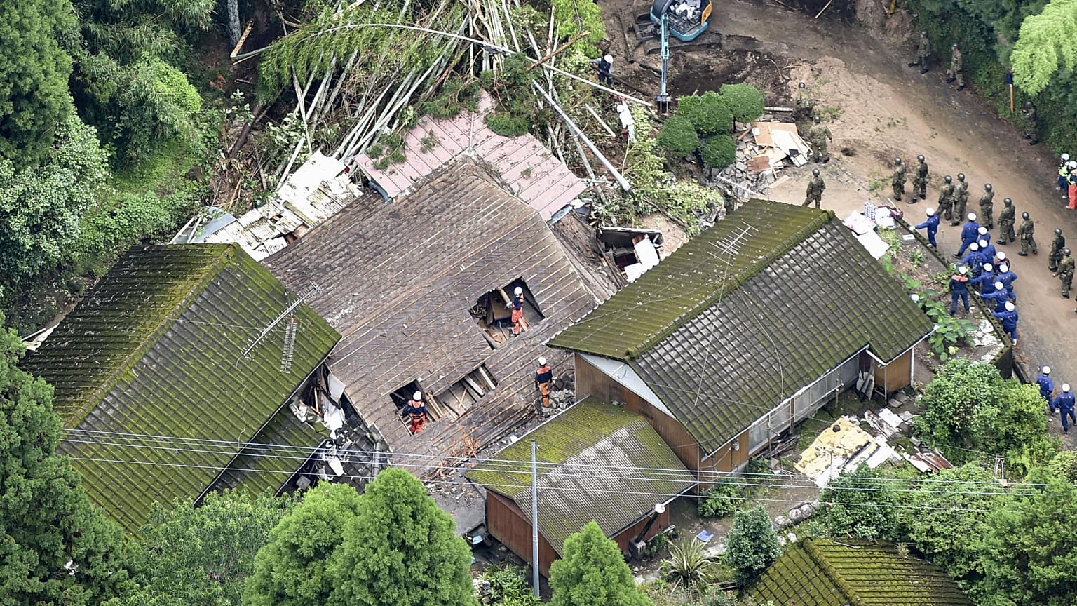 Japonya'da sel ve toprak kayması can aldı