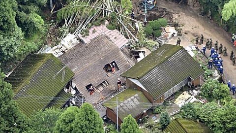 Japonya'da sel ve toprak kayması can aldı