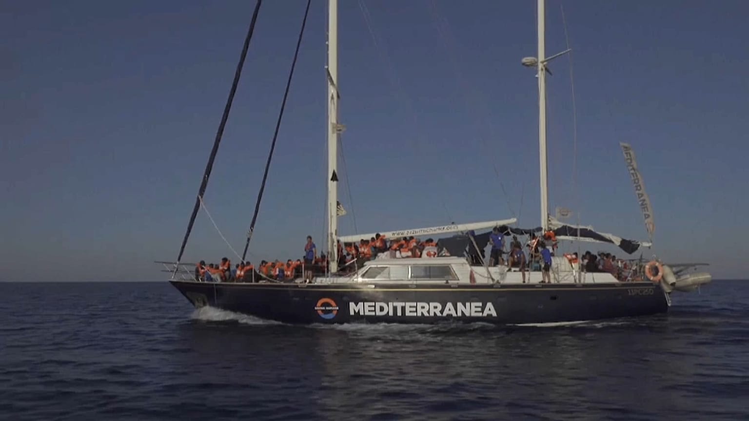 Migranti: un'altra Ong sfida Salvini