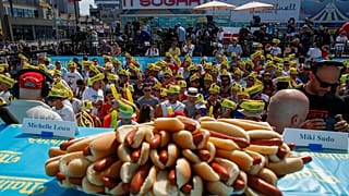 Un estadounidense celebra el 4 de julio comiendo 71 perritos calientes