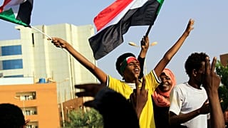 سودانيون في الخرطوم يرددون الشعارات بعيد توصل المجلس العسكري والمعارضة إلى اتفاق بتقاسم السلطة