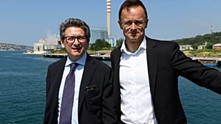 Szijjártó Péter külgazdasági és külügyminiszter és Zeno D'Agostino, a kikötő vezérigazgatója a trieszti kikötőben 2019. július 5-én