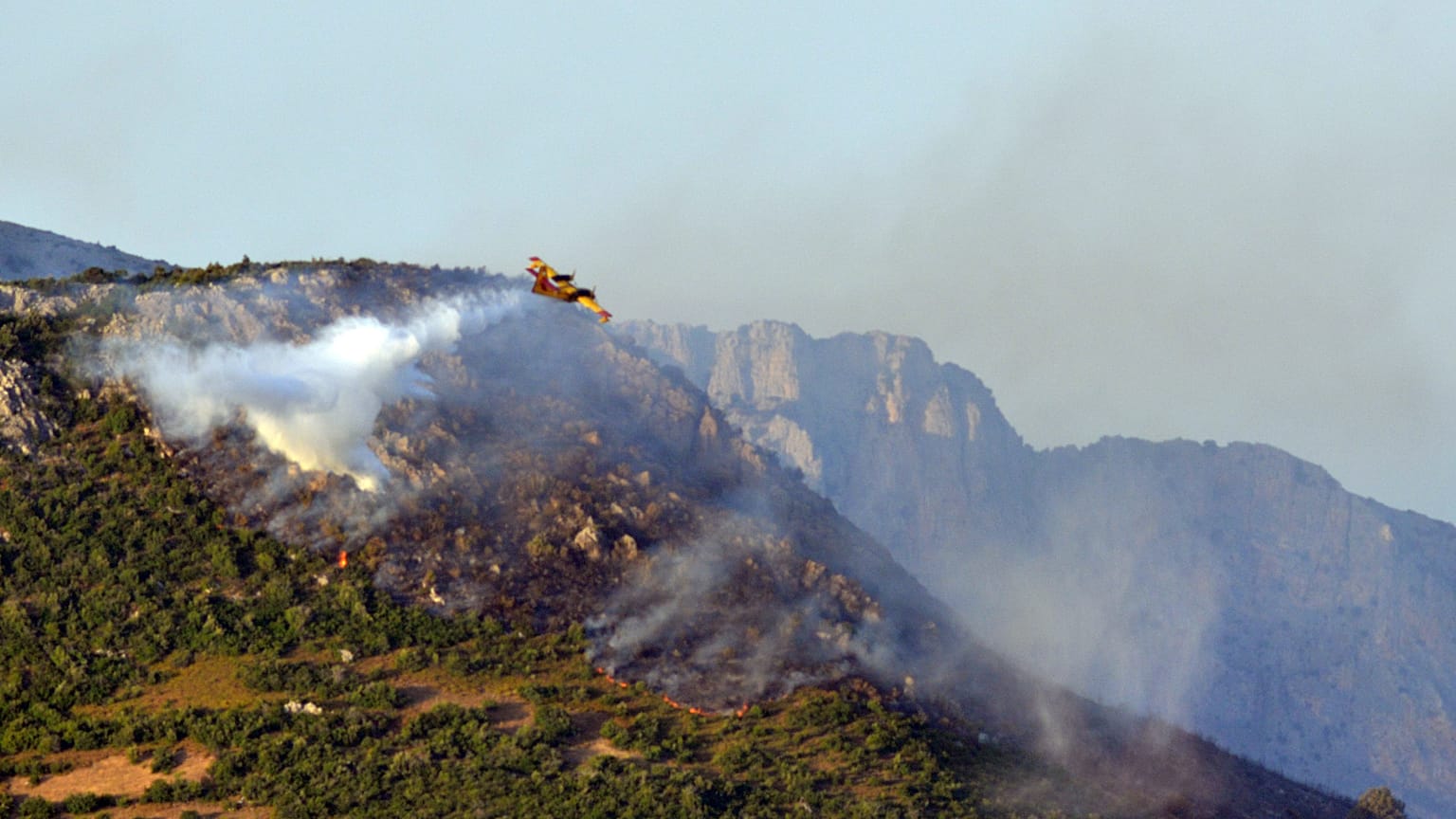 Πυροσβεστικό αεροπλάνο επιχειρεί για την κατάσβεση της πυρκαγιάς στην Εύβοια. 