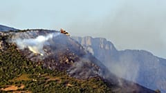 Πυροσβεστικό αεροπλάνο επιχειρεί για την κατάσβεση της πυρκαγιάς στην Εύβοια. 