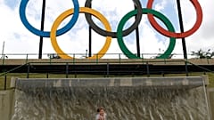 Gyermek pnacsol a riói olimpiai karikák alatt