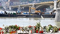 Virágok és mécsesek a balesetben elsüllyedt Hableány turistahajó közelében, a Margit hídnál 2019. június 9-én. 