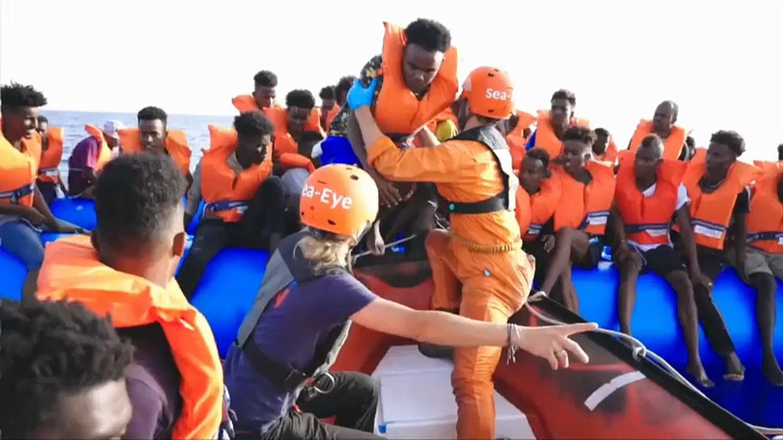 NGO Sea-Eye rettet Mirgranten von einem Schlauchboot 