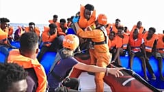 NGO Sea-Eye rettet Mirgranten von einem Schlauchboot 