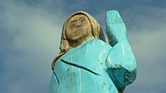Saurez-vous découvrir qui se cache derrière cette statue ? 