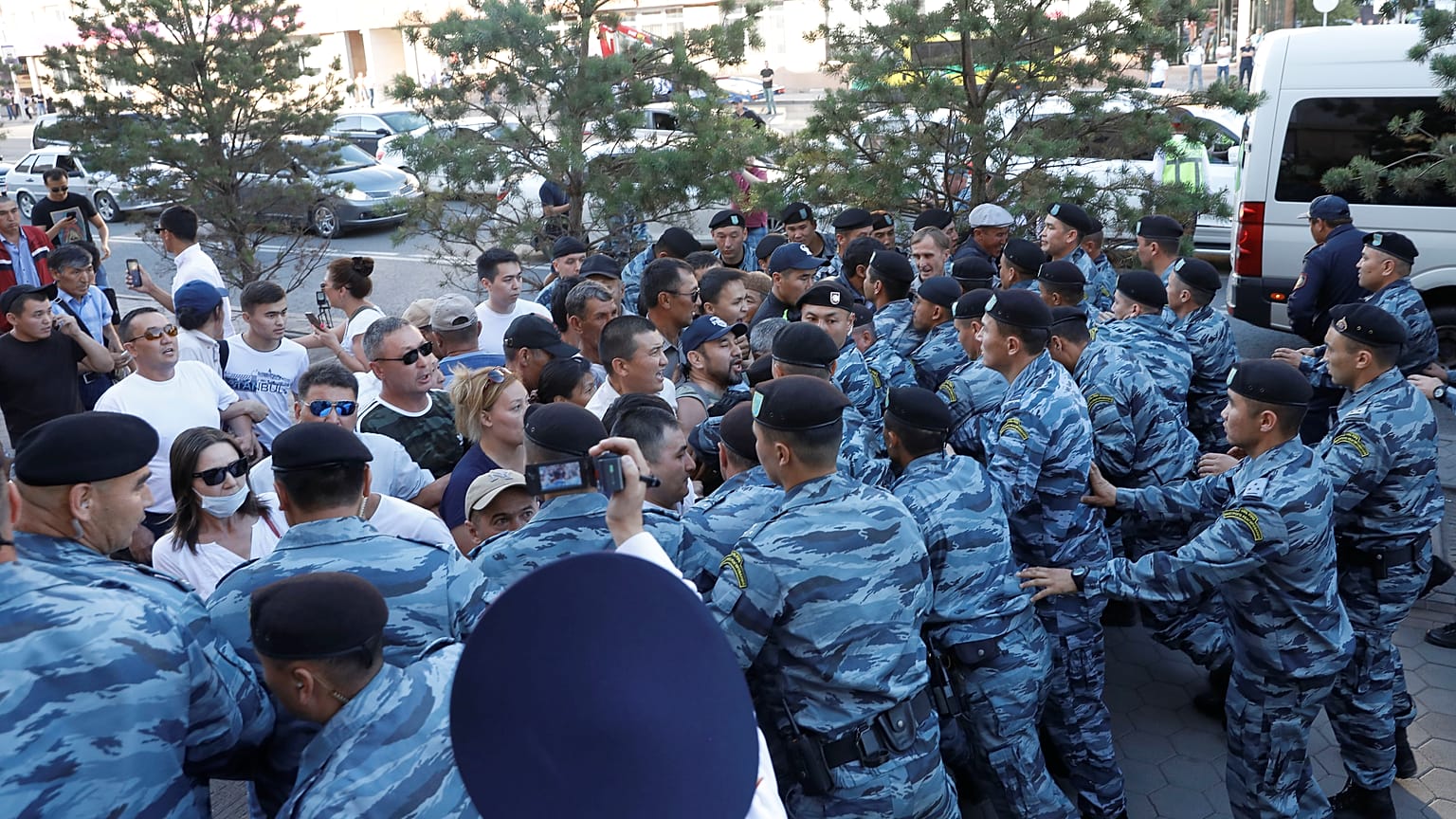 Kazakistan'da devlet başkanı Nazarbayev protestosu: Çok sayıda gözaltı
