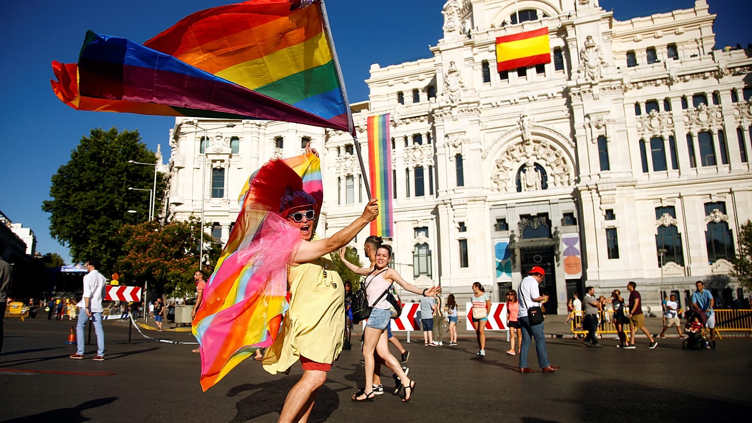 Su Palacio Cibeles, al centro c'è la bandiera spagnola, mentre la bandiera arcobaleno è più laterale e più corta rispetto al passato. 