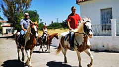 Ο αγρότης Αριστείδης Τσιρίκος μαζί με το φίλο του Άγγελο Χουντάλα