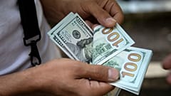 نوسان بازار در مهلت ۶۰ روزه؛ کاهش نرخ دلار از ۲ هزارتومان گذشت