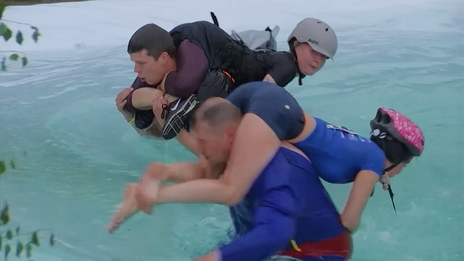 Casal lituano arrecada título mundial de "carregar a mulher às costas"