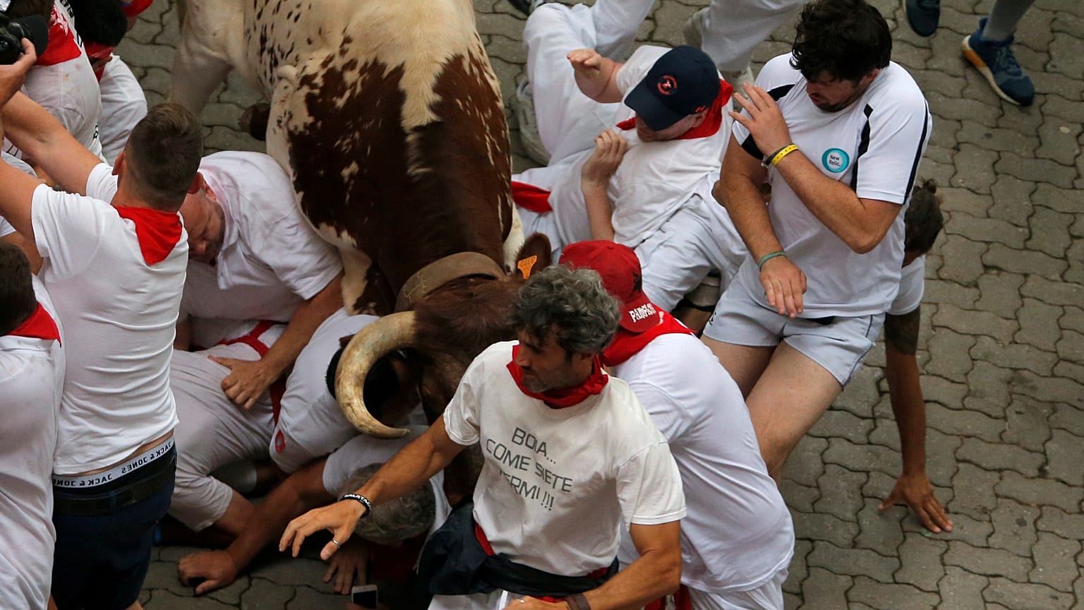 Stierhatz in Pamplona: Bullen nehmen 5 Läufer auf die Hörner