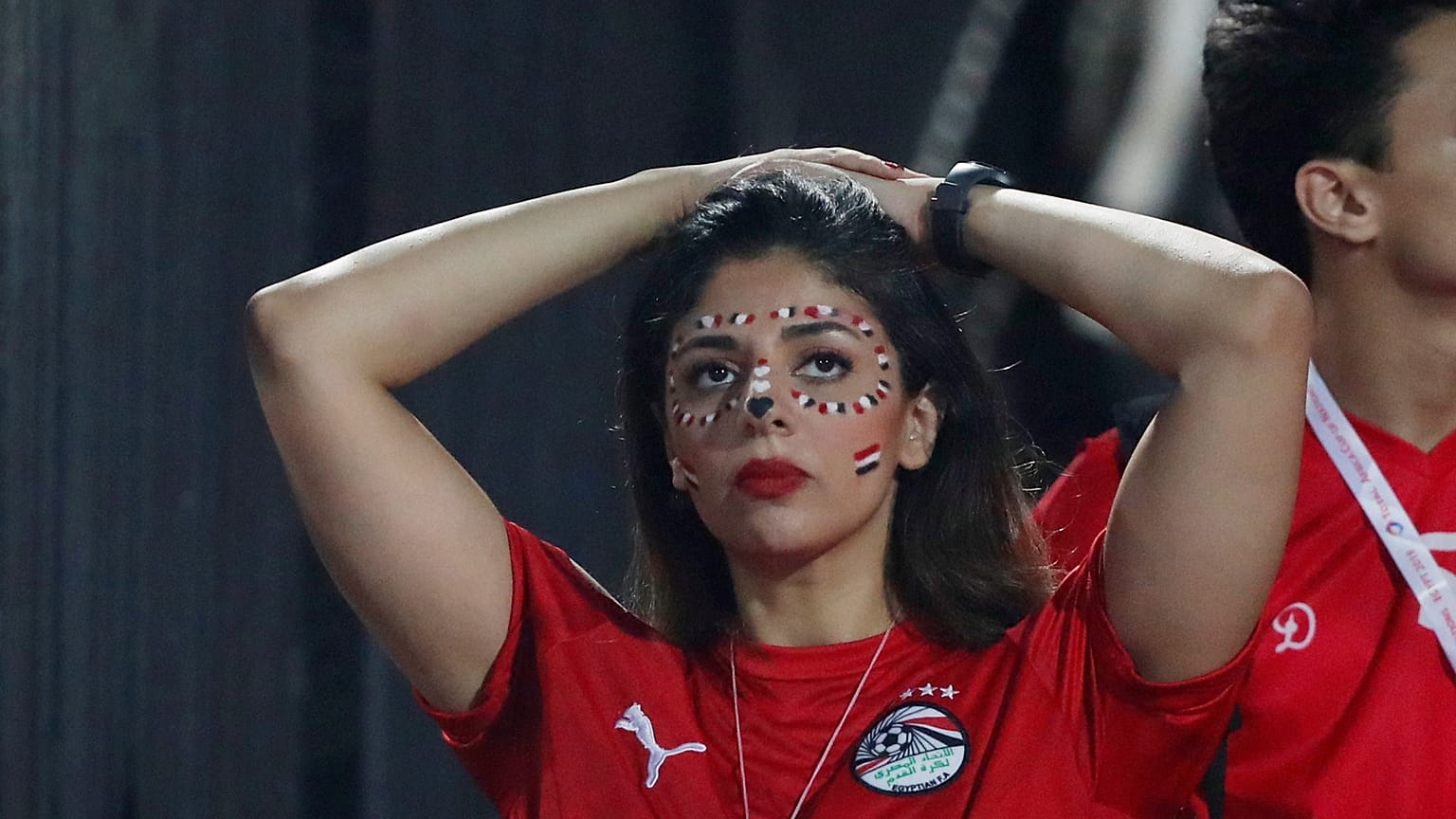 إحدى مشجعات منتخب مصر بعد الإقصاء على يد جنوب أفريقيا