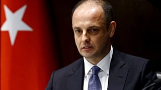 Jelentősen gyengült a török líra a központi bank vezetőjének menesztése miatt