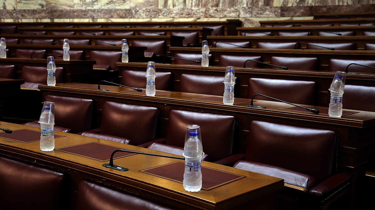 Αδεια έδρανα των βουλευτών των κομμάτων
