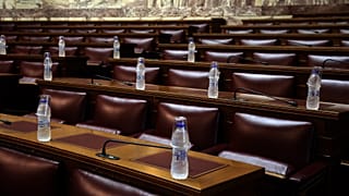 Αδεια έδρανα των βουλευτών των κομμάτων