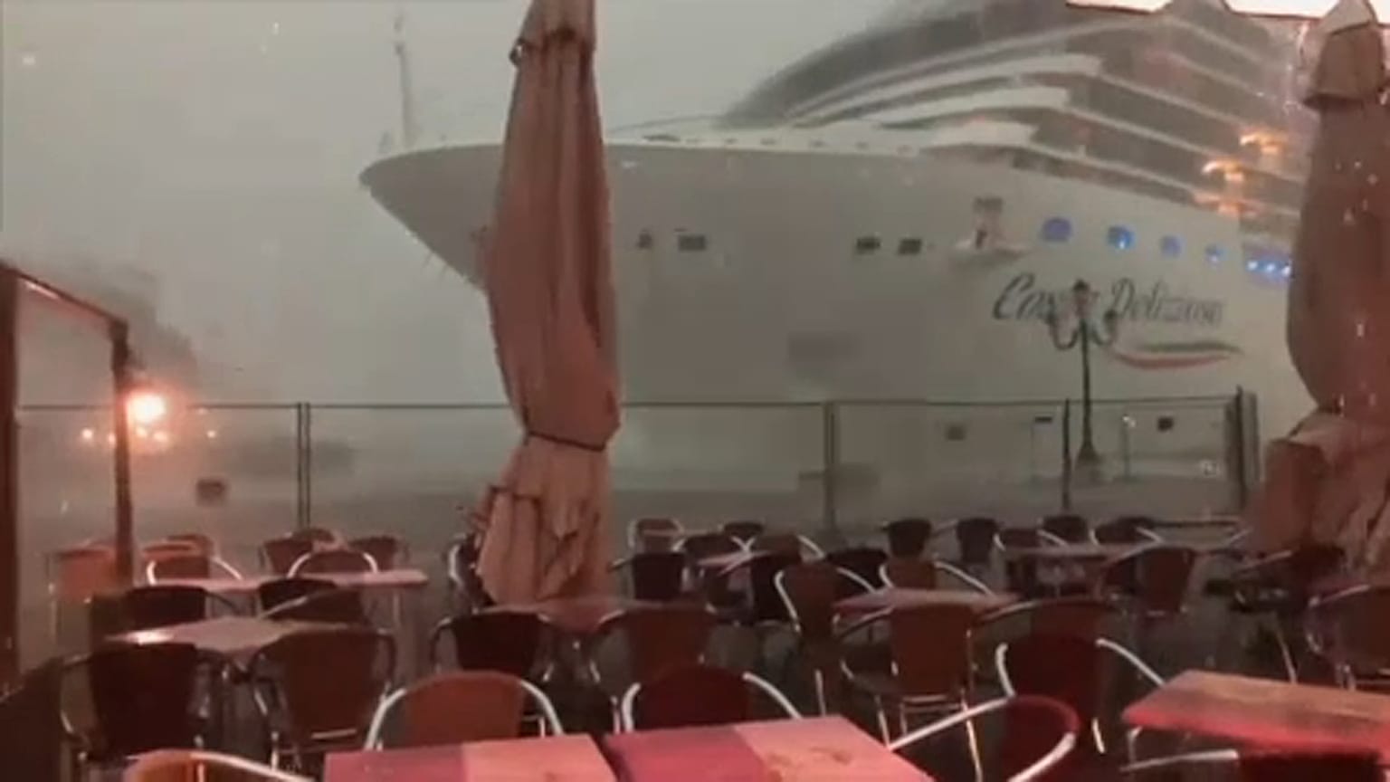 Majdnem a partnak ütközött egy óriáshajó Velencében