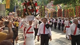Tabletts als Blumenschmuck auf dem Kopf