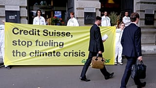 Ativistas do clima protestam contra bancos suíços