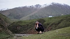 مسلم صيني من قبيلة هوي المسلمة يتوضأ في أحد المعسكرات على جبل في مقاطعة تشينغهاي غرب الصين.حزيران 2019