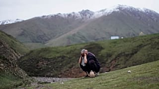 مسلم صيني من قبيلة هوي المسلمة يتوضأ في أحد المعسكرات على جبل في مقاطعة تشينغهاي غرب الصين.حزيران 2019