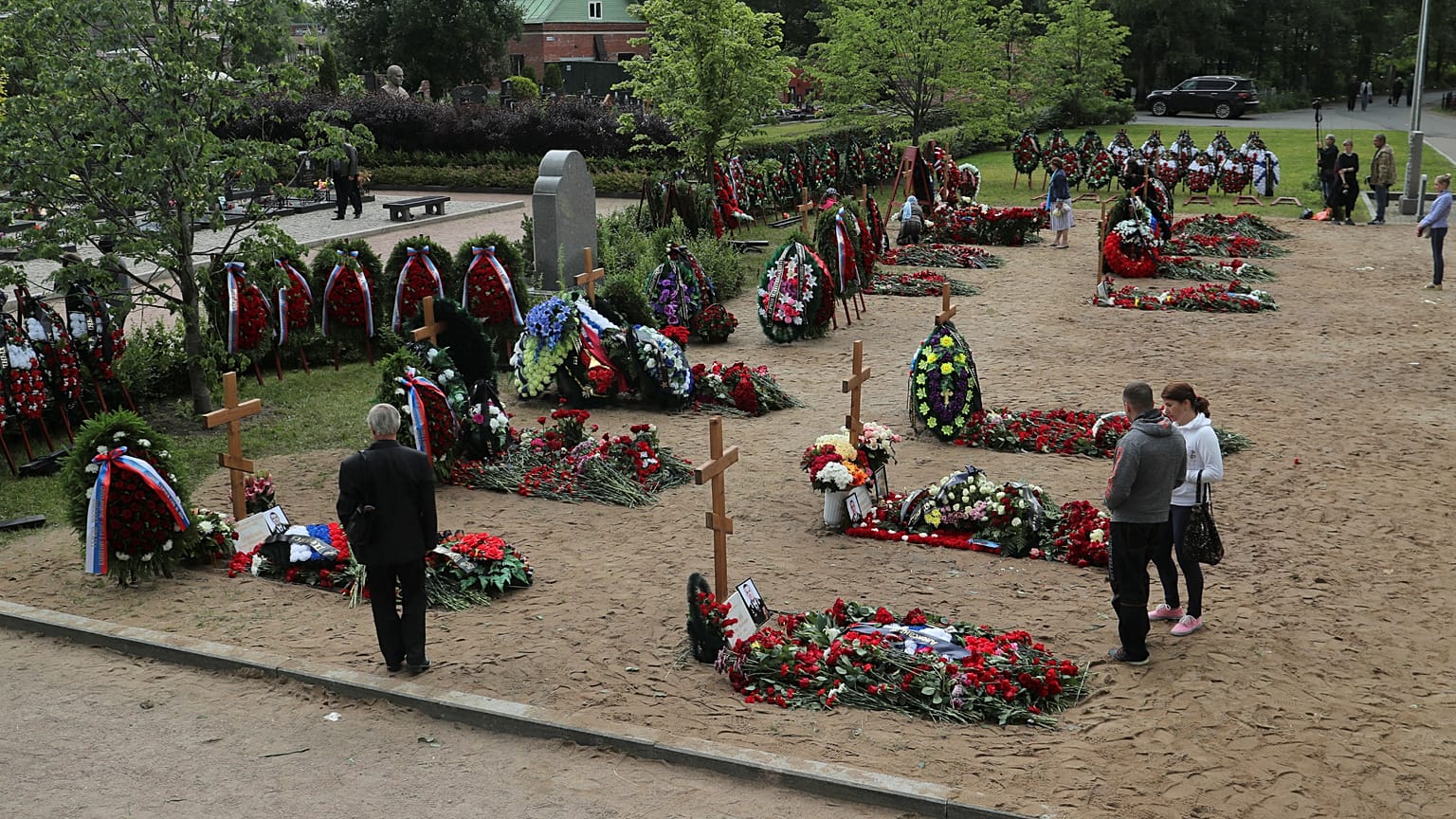 Denizaltı yangınında hayatını kaybeden Rus askerler toprağa verildi. Saint Petersburg / Rusya
