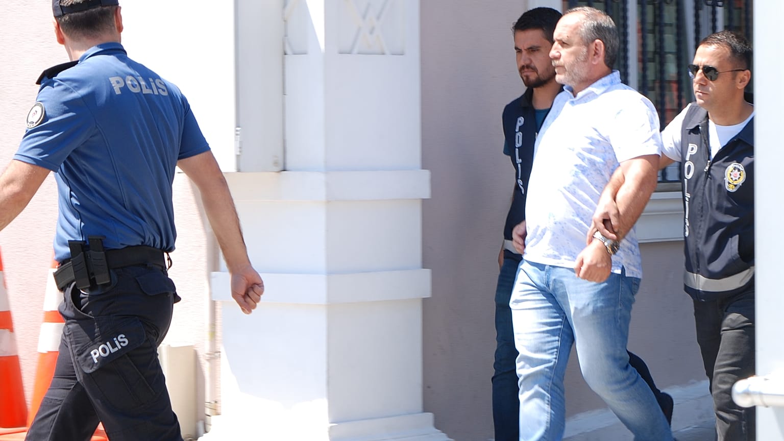 Pendik D-100 Karayolu'nda içinde hamile kadının bulunduğu araca saldırı 