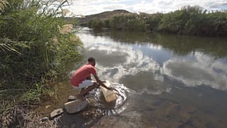 ¿Cómo conseguir agua potable en África de manera sostenible y asequible?