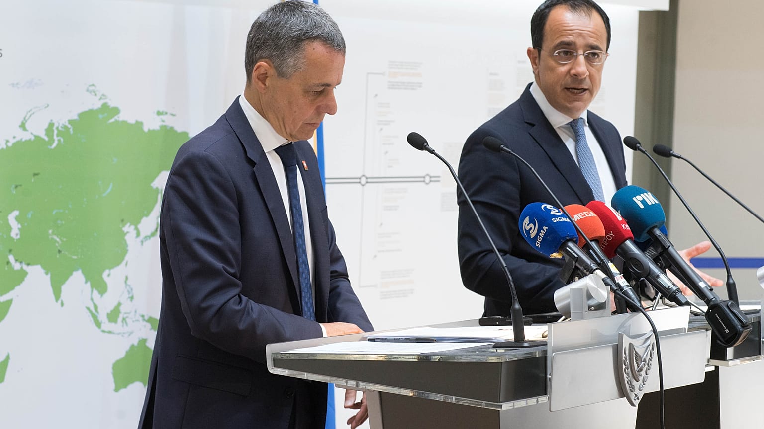 Ο Υπουργός Εξωτερικών της Κύπρου Νίκος Χριστοδουλίδης και ο Υπουργός Εξωτερικών της Ελβετίας Ignazio Cassis, προβαίνουν σε δηλώσεις στα ΜΜΕ.