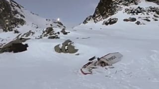 صورة تظهر الطائرة الخفيفة التي تحطمت فوق جبال الألب بوادي أوستا شمال غرب إيطاليا. كانون الثاني/2019
