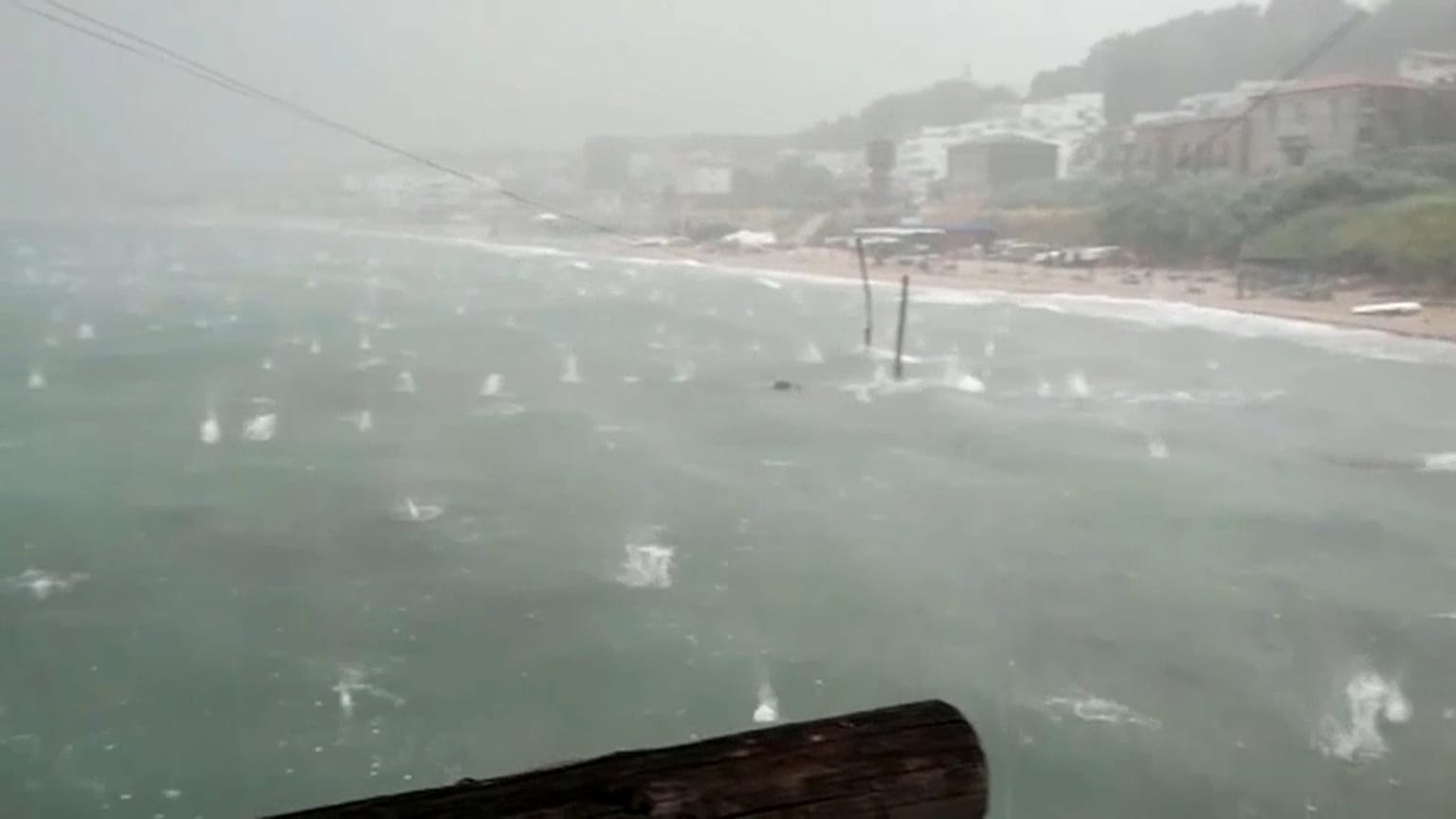 Chuva de granizo com pedras de gelo do tamanho de laranjas atinge Itália