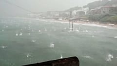 Chuva de granizo com pedras de gelo do tamanho de laranjas atinge Itália