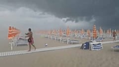 Turisti scappano dalla spiaggia di Tortoreto