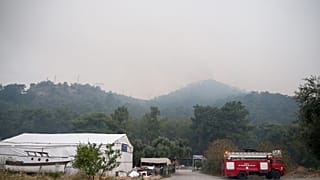 Muğla'nın Dalaman ilçesinde çıkan ve rüzgar nedeniyle Fethiye ilçesine bağlı Göcek Mahallesi’ne kadar ulaşan yangını söndürme çalışmaları sürüyor