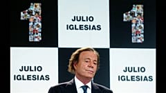 خوليو إغليسياس سيطعن بحكم أثبت أبوته لرجل يبلغ من العمر 43 عاماً