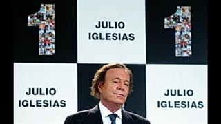 خوليو إغليسياس سيطعن بحكم أثبت أبوته لرجل يبلغ من العمر 43 عاماً