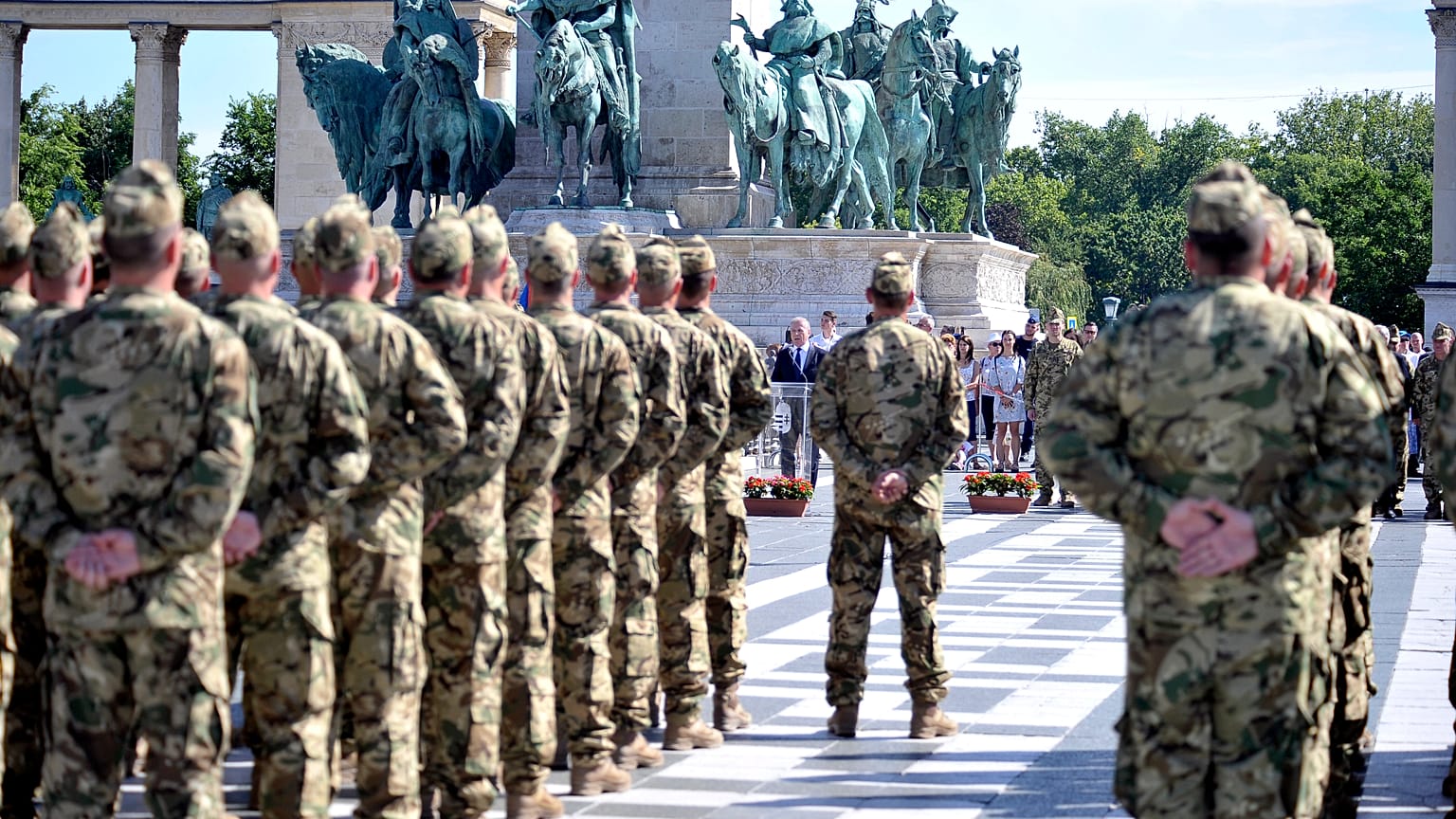 Benkő Tibor honvédelmi miniszter beszédet mond az MH Altiszti Akadémián idén végzett honvéd altisztek ünnepélyes avatásán, a Hősök terén 2019. július 6-án