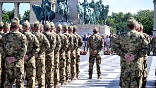 Benkő Tibor honvédelmi miniszter beszédet mond az MH Altiszti Akadémián idén végzett honvéd altisztek ünnepélyes avatásán, a Hősök terén 2019. július 6-án