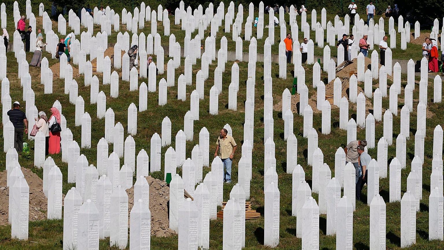 A srebrenciai mészárlás áldozataira emlékeztek