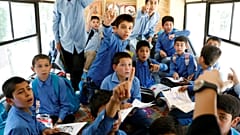 الأطفال داخل الحافلة