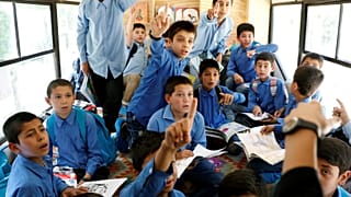 الأطفال داخل الحافلة