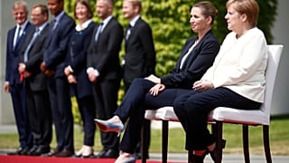 Η Μέρκελ υποδέχτηκε καθιστή την πρωθυπουργό της Δανίας